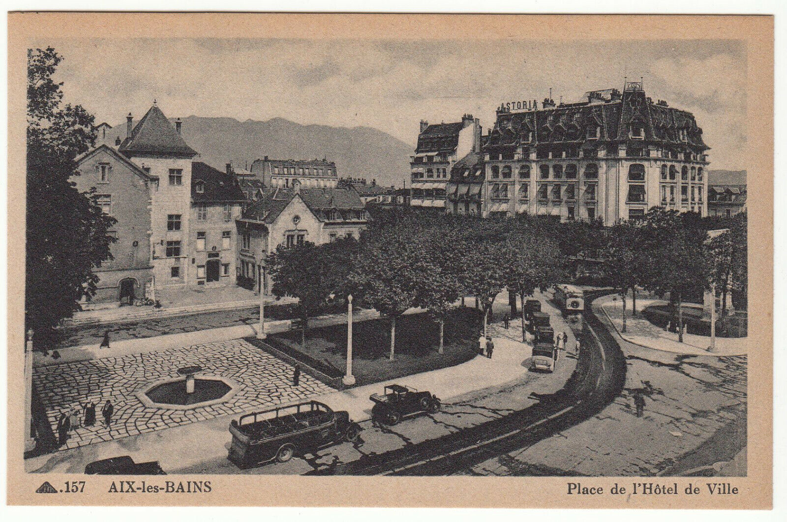 CARTE POSTALE AIX LES BAINS PLACE ET L HOTEL DE VILLE 124014037113