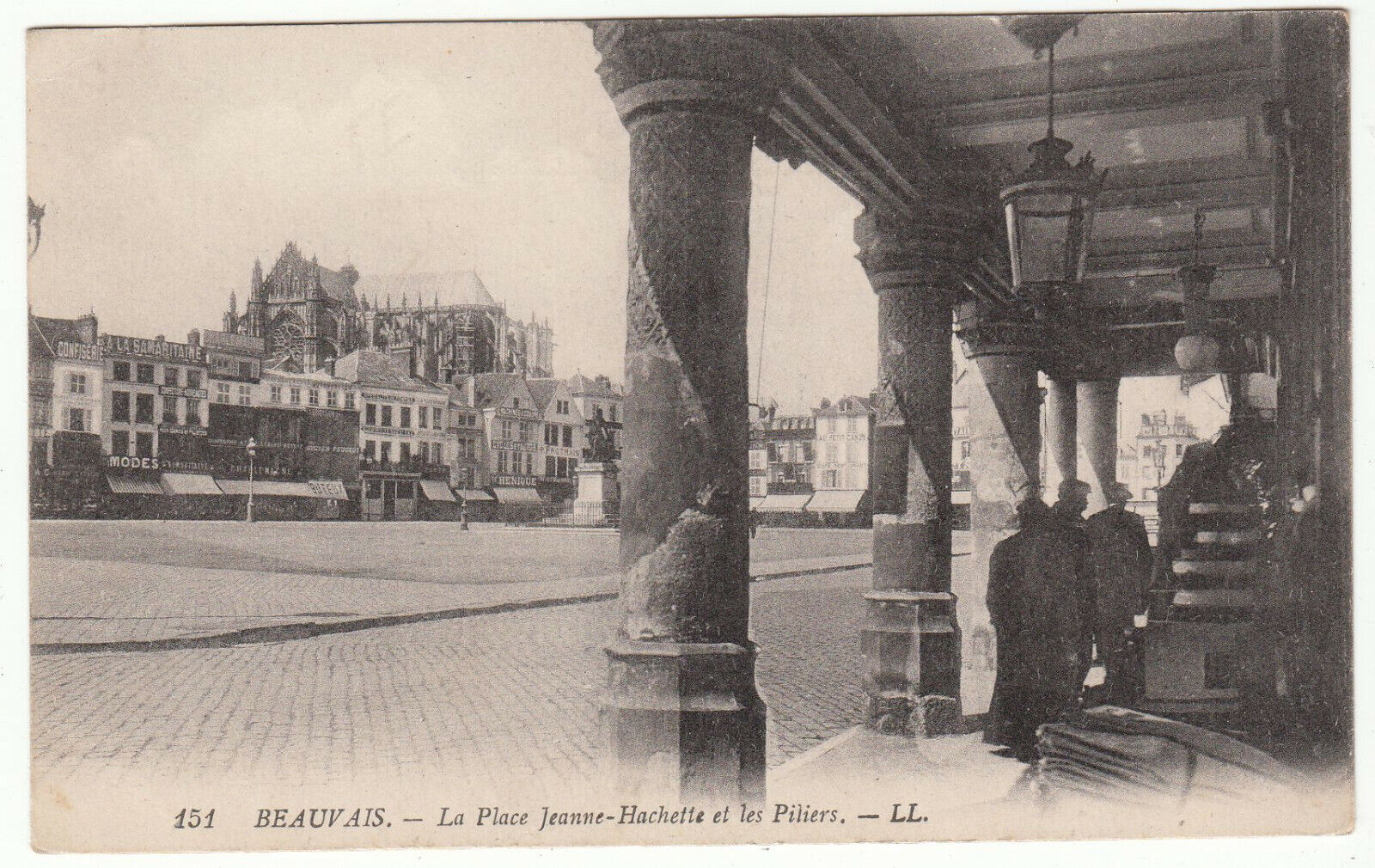 CARTE POSTALE BEAUVAIS LA PLACE JEAN HACHETTE ET LES PILIERS 401960815173