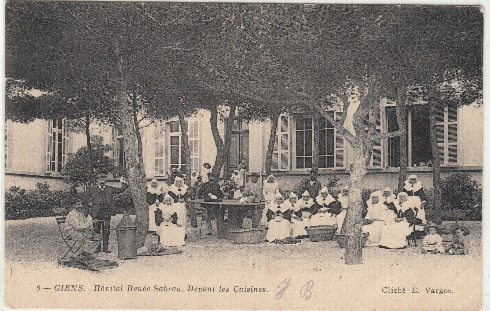 CARTE POSTALE GIENS HOPITAL RENEE SABRAN DEVANT LES CUISINES 123951039753