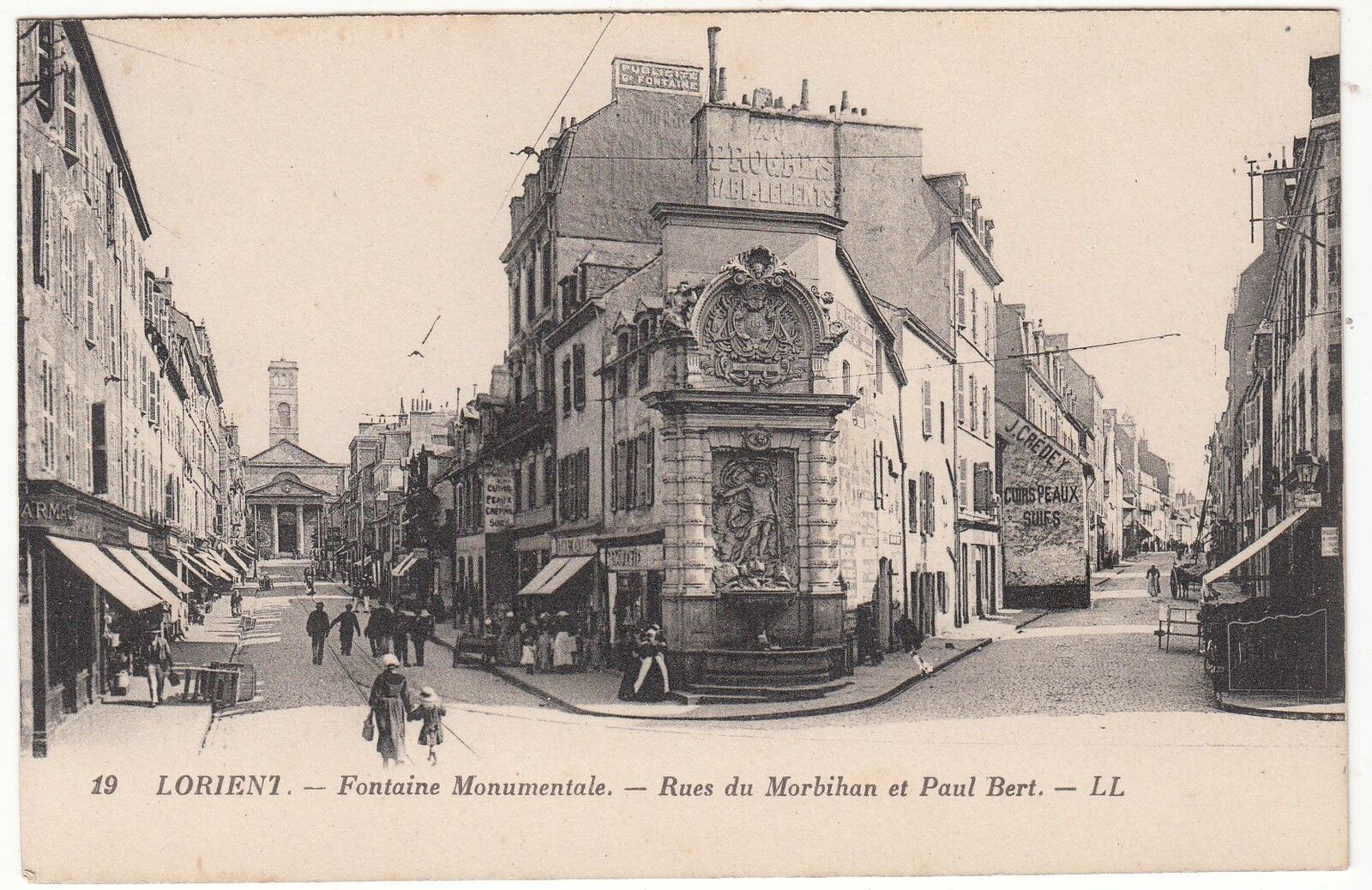 CARTE POSTALE LORIENT FONTAINE MONUMENTALE RUES DU MORBIHAN ET PAUL BERT 122037741563