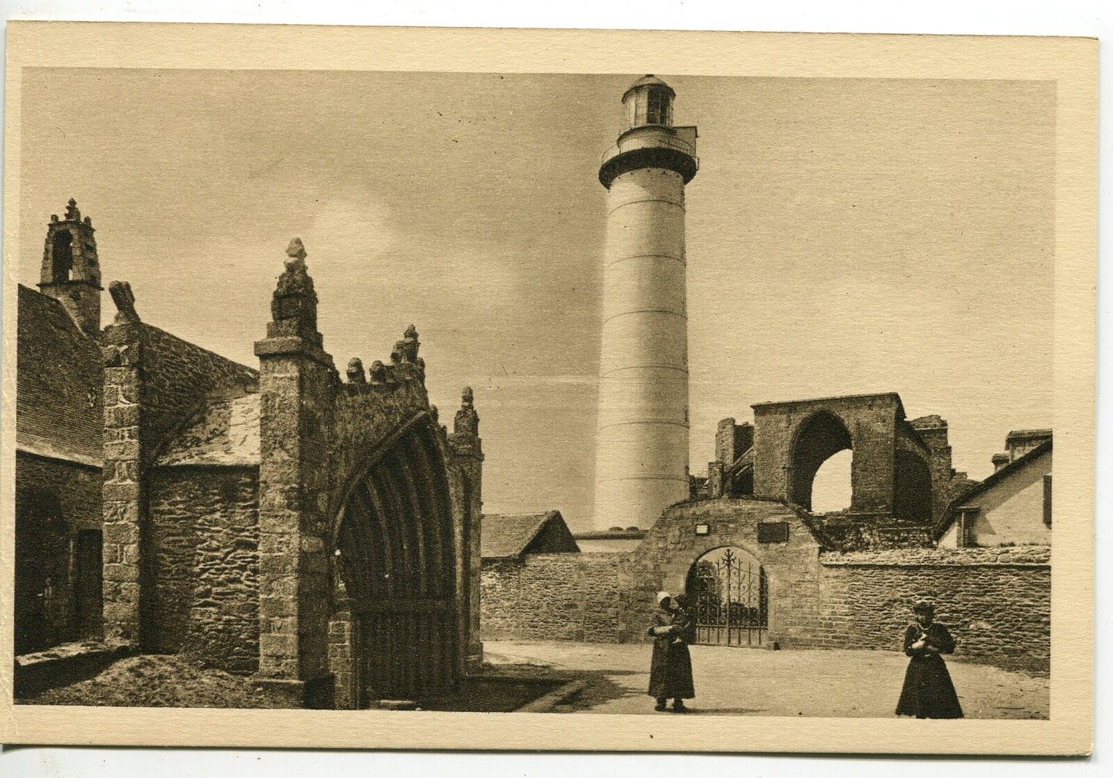 CARTE POSTALE POINTE SAINT MATHIEU L ARRIVEE AUX RUINES PORTAIL ANCIENNE EGLISE 121235811403