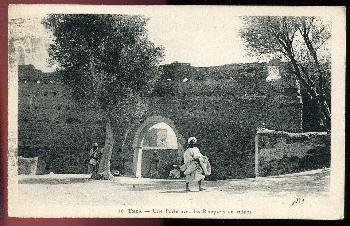 CPA TAZA UNE PORTE AVEC LES REMPARTS EN RUINES AFRIQUE 110774676253