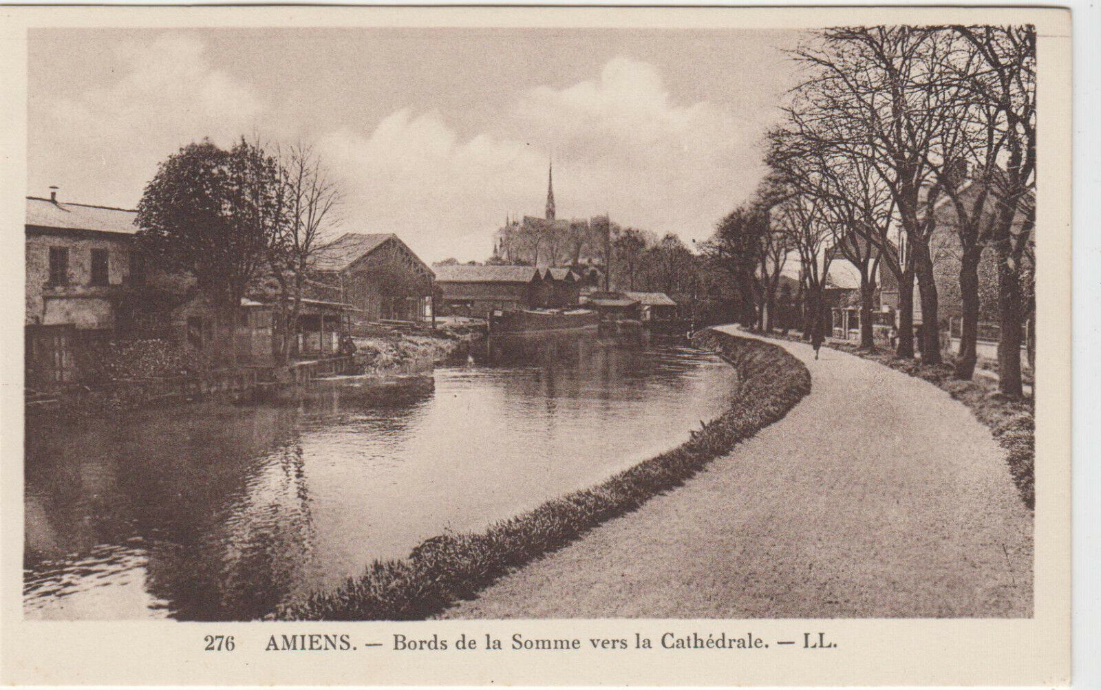 CARTE POSTALE AMIENS BORDS DE LA SOMME VERS LA CATHEDRALE 401922394564