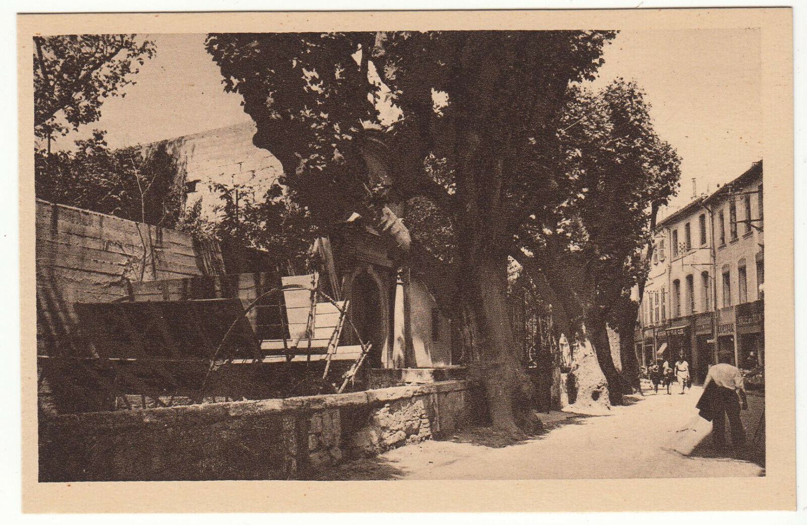 CARTE POSTALE AVIGNON LA RUE DES TEINTURIERS ET ANCIENNE CHAPELLE DES PENITENTS 402001743784