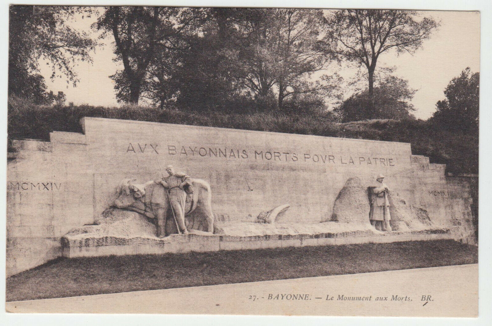 CARTE POSTALE BAYONNE LE MONUMENT AUX MORTS 402106484914