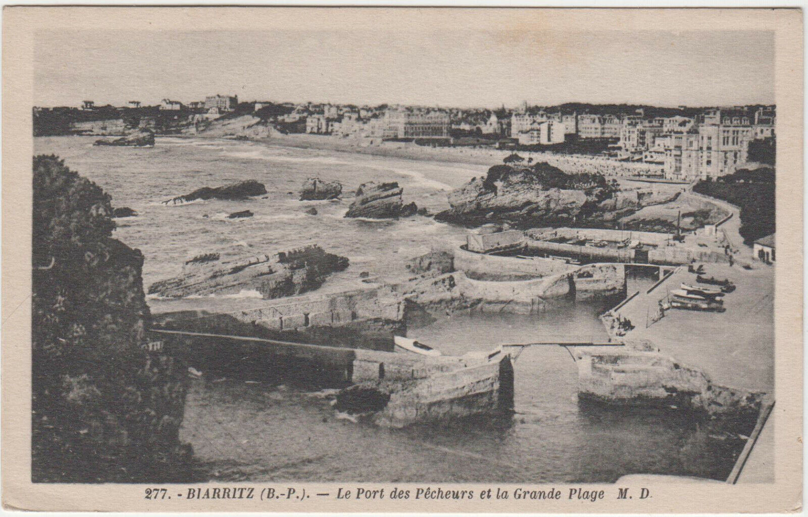 CARTE POSTALE BIARRITZ LE PORT DES PECHEURS ET LA GRANDE PLAGE 123932343344