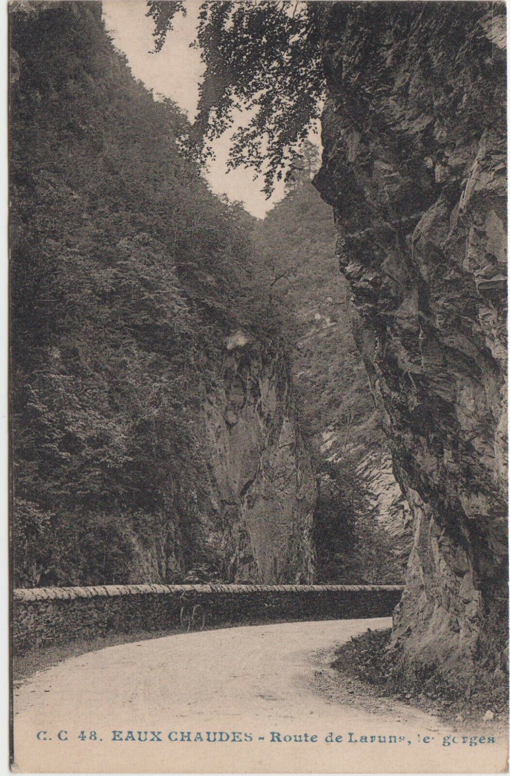 CARTE POSTALE EAUX CHAUDES ROUTE DE LARUNS LES GORGES 401901861194