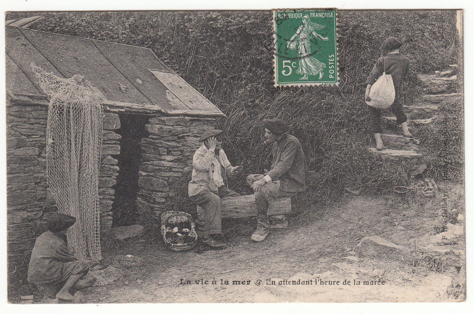 CARTE POSTALE LA VIE A LA MER EN ATTENDANT L HEURE DE LA MAREE 122898392724