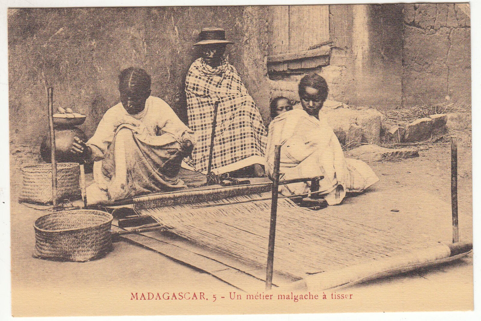 CARTE POSTALE MADAGASCAR UN METIER MALGACHE A TISSER 122573250434