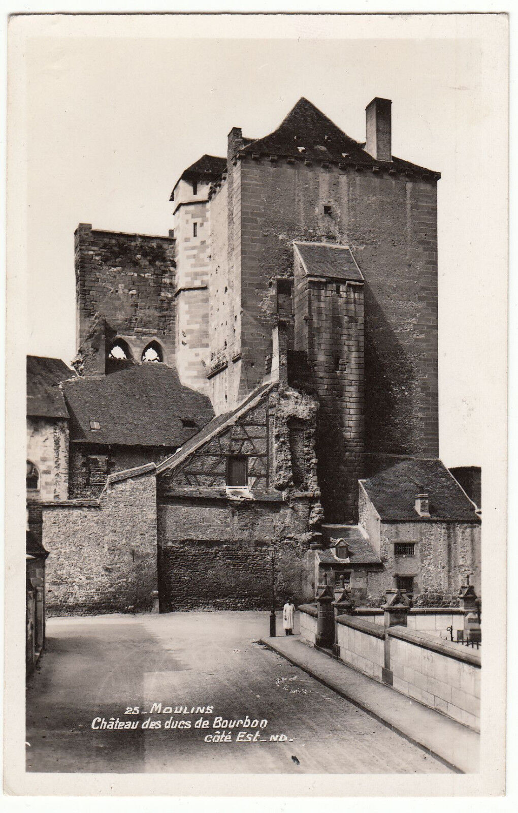 CARTE POSTALE MOULINS CHATEAU DES DUCS DE BOURBON COTE EST 401374232704