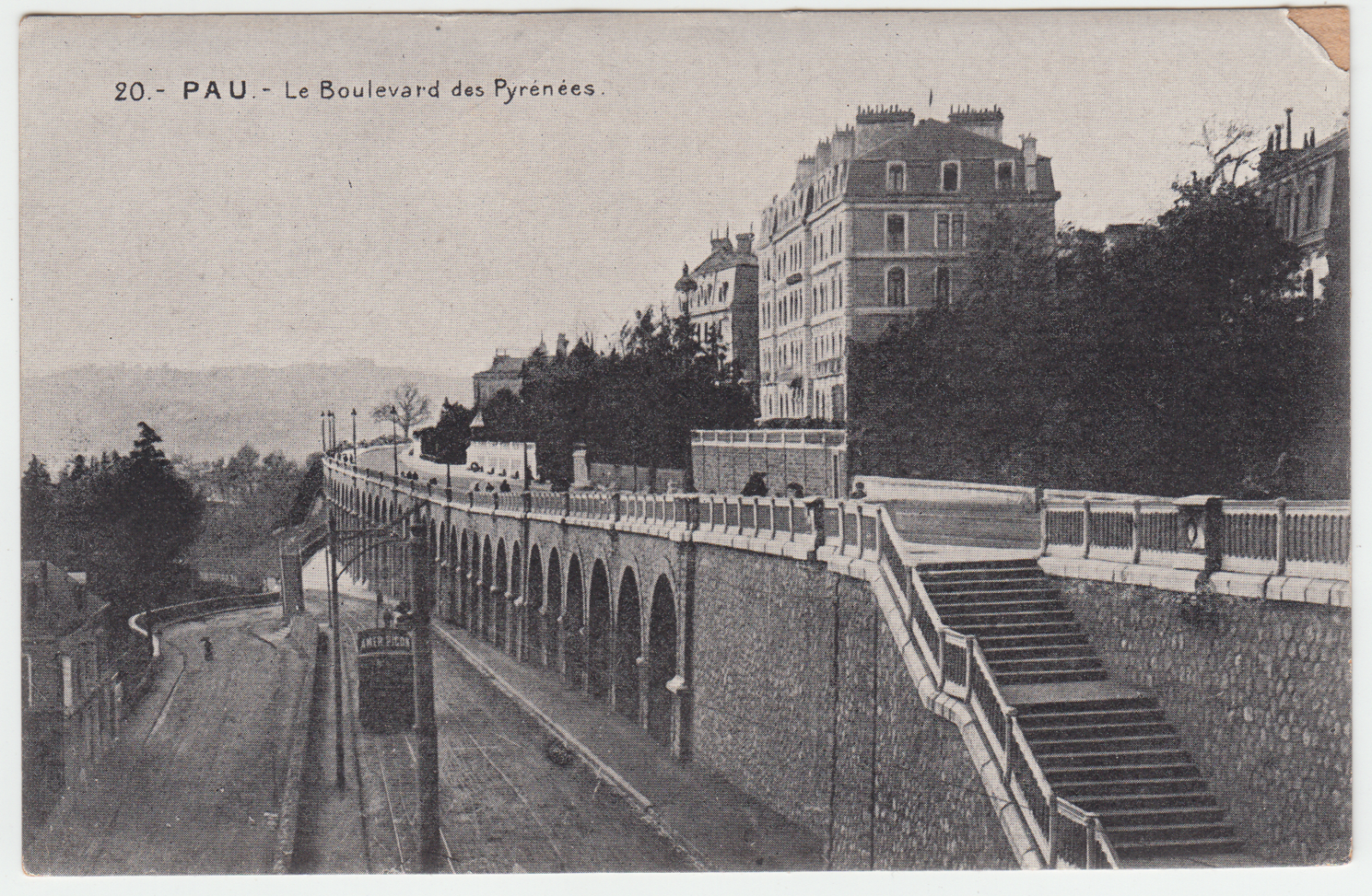 CARTE POSTALE PAU LE BOULEVARD DES PYRENEES 124673250084