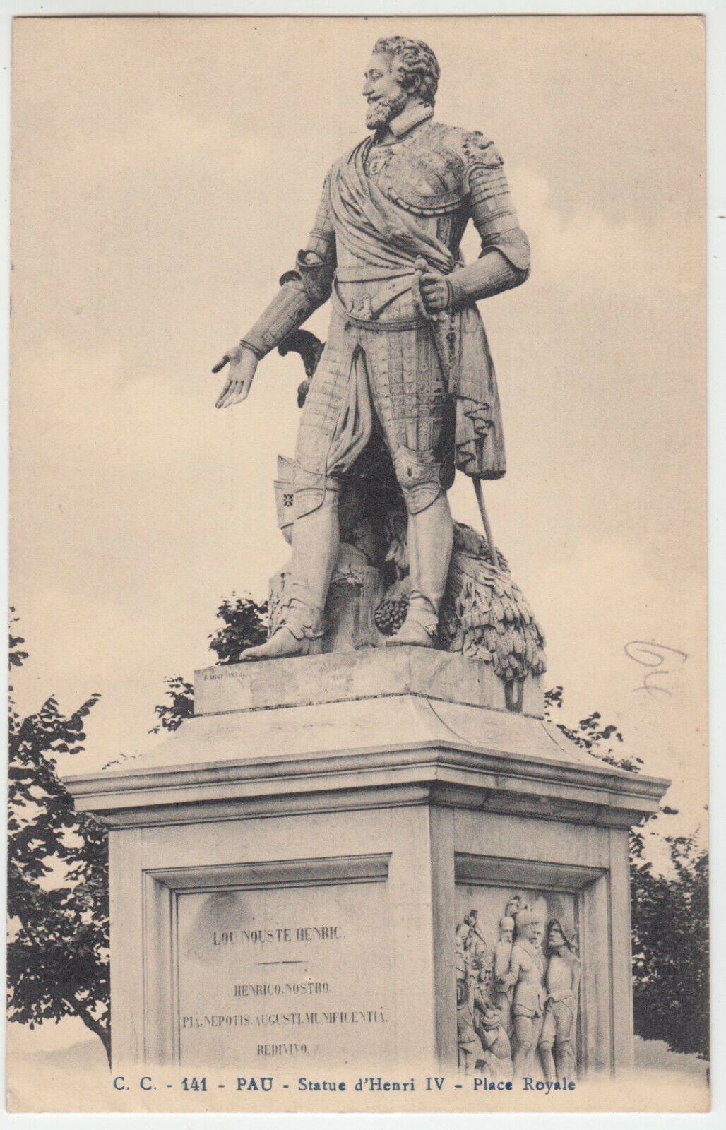 CARTE POSTALE PAU STATUE D HENRI IV PLACE ROYAL 402157885304