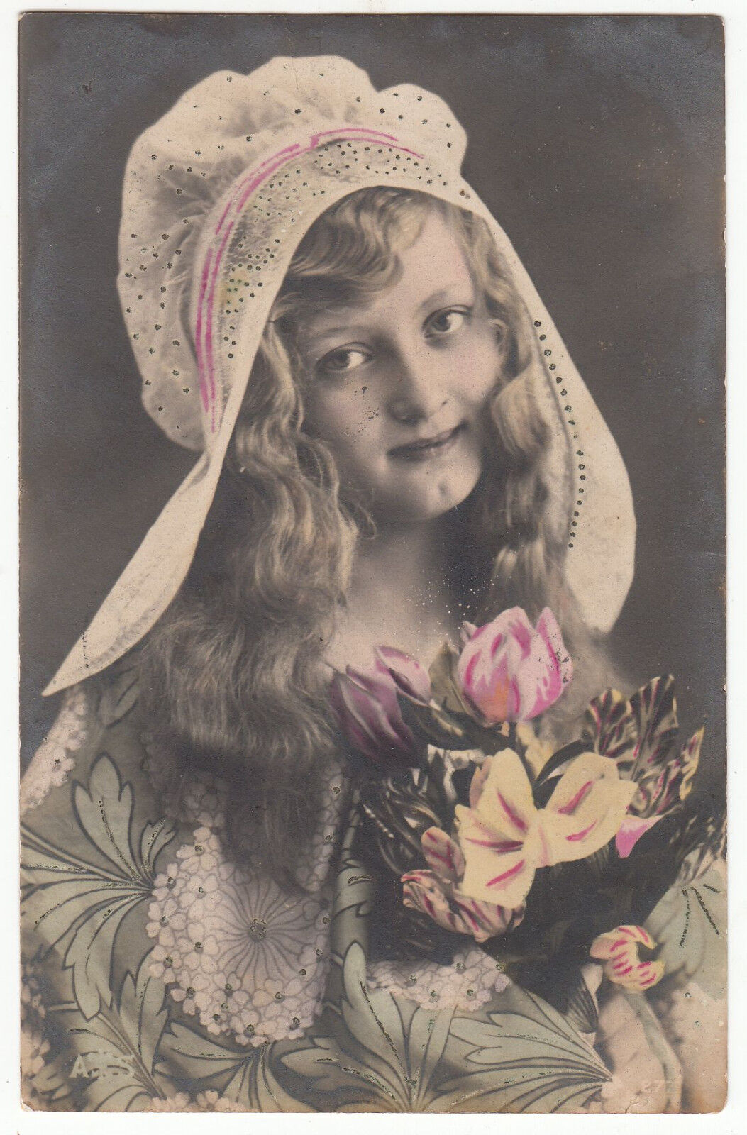 CARTE POSTALE PHOTO JEUNE FILLE BOUQUET DE FLEUR 122199493684