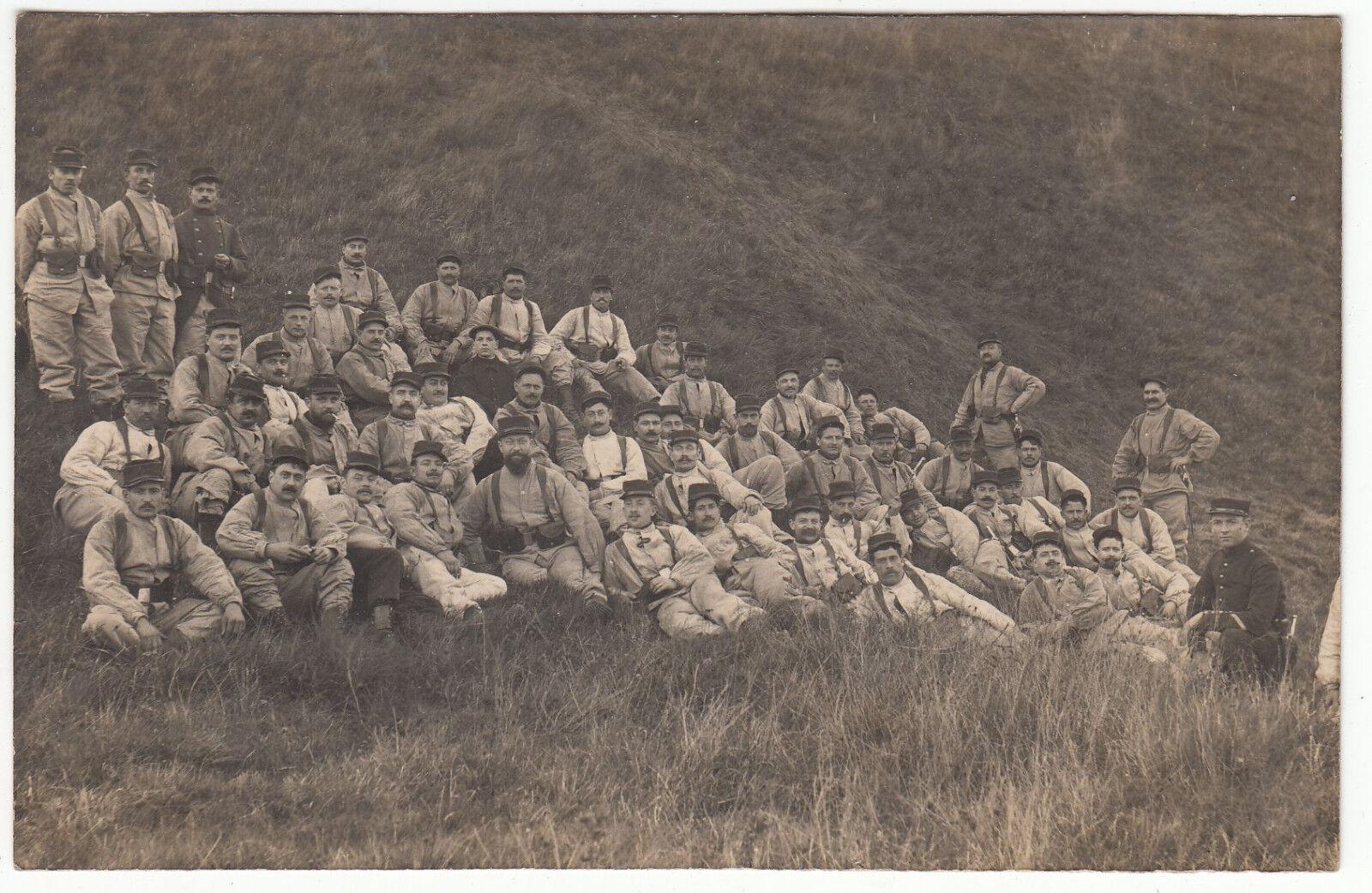 CARTE POSTALE PHOTO MILITAIRE GROUPE MONTAGNE 122657418484