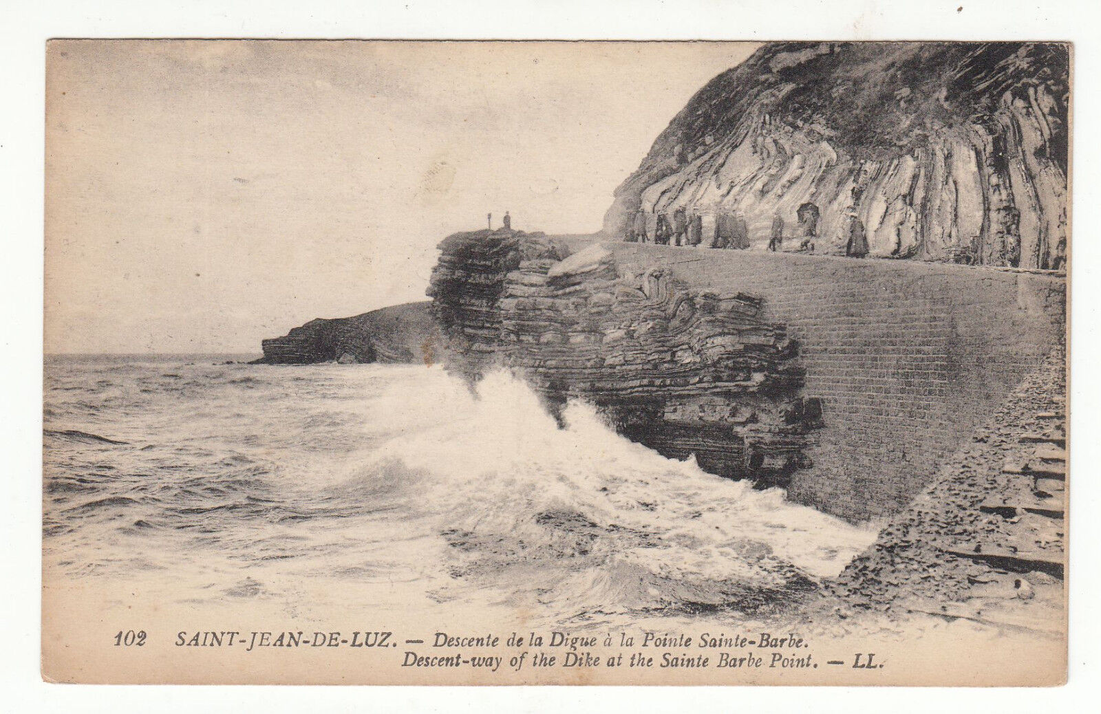 CARTE POSTALE SAINT JEAN DE LUZ DESCENTE DE LA DIGUE A LA POINTE SAINT BARBE 122358836594