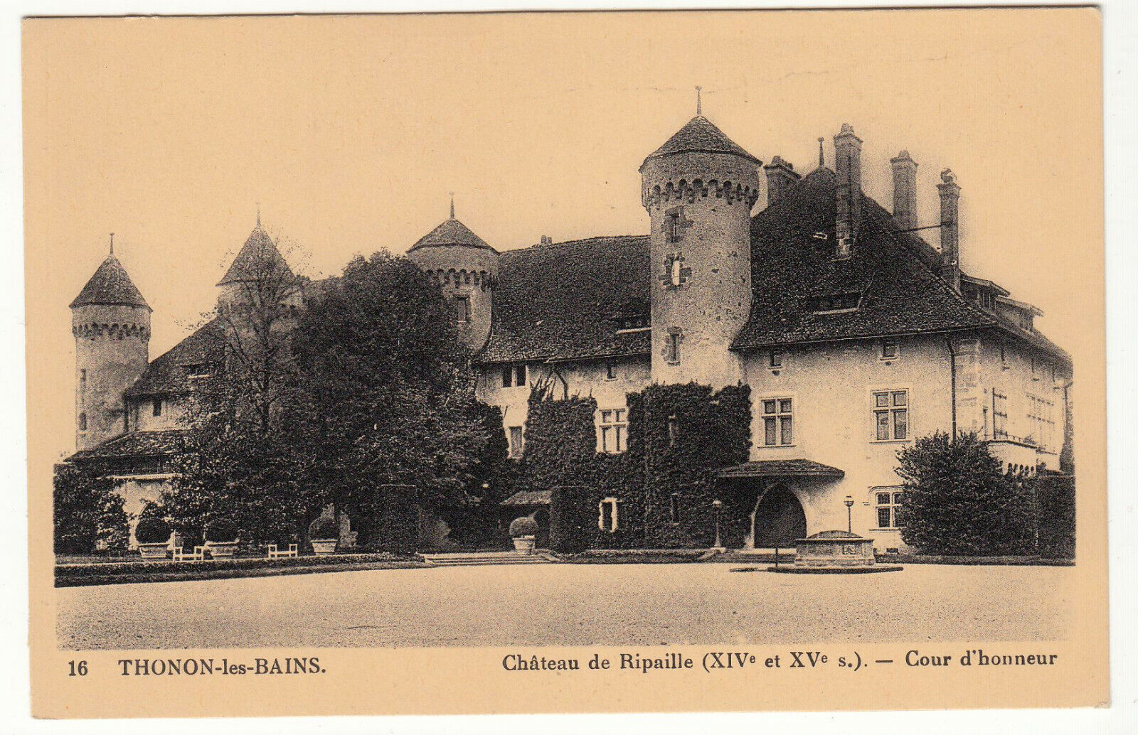 CARTE POSTALE THONON LES BAINS CHATEAU DE RIPAILLE COUR D HONNEUR 123910670294