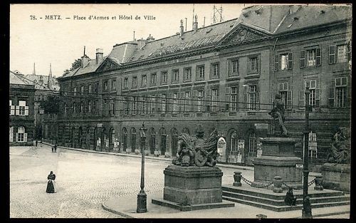 CPA METZ PLACES D ARMES ET HOTEL DE VILLE 120666193724