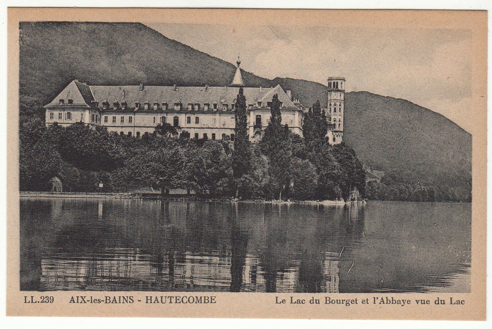 CARTE POSTALE AIX LES BAINS LE LAC DU BOURGET ET L ABBAYE VUE DU LAC 124014037125