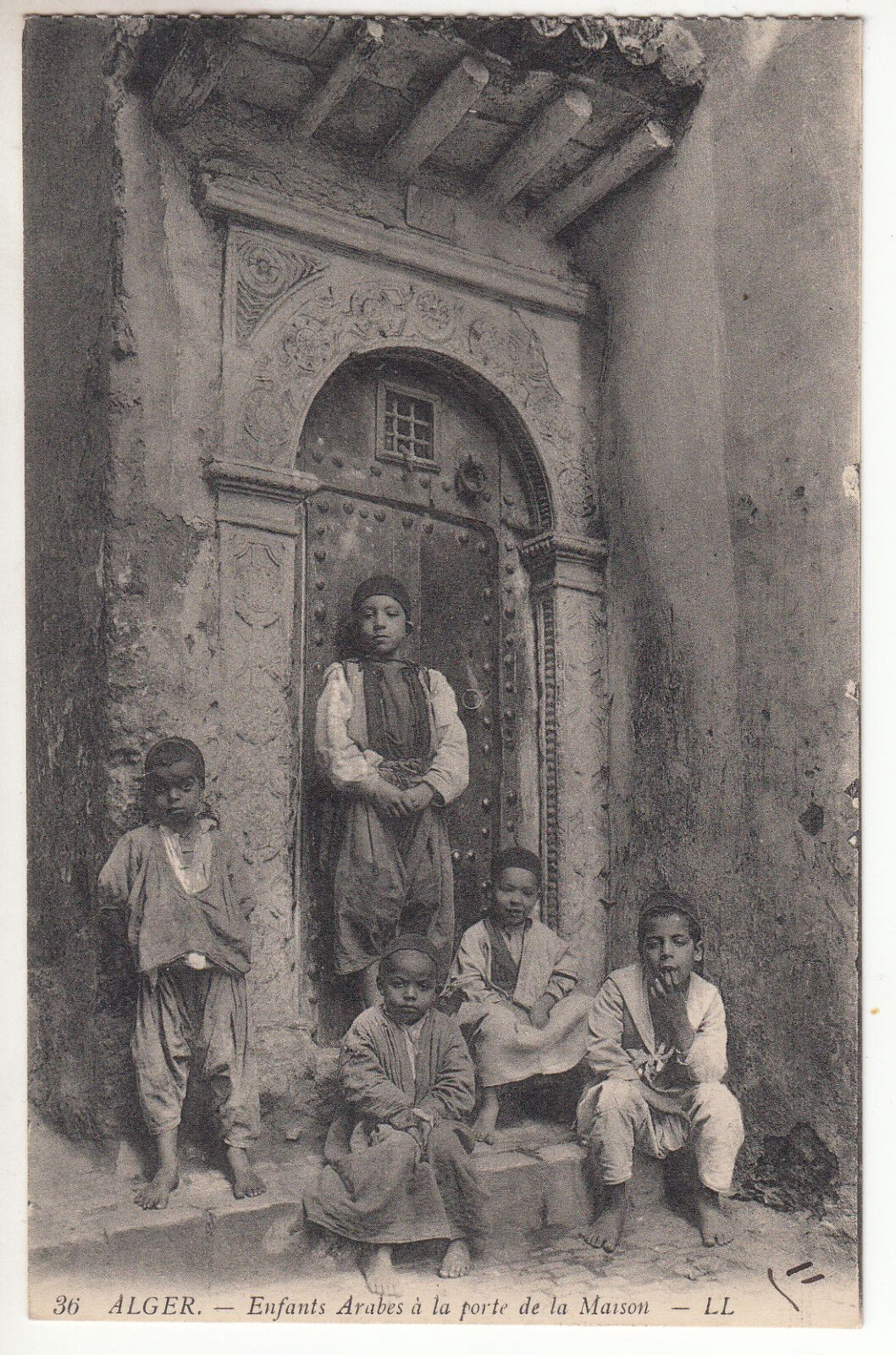 CARTE POSTALE ALGER ENFANTS ARABES A LA PORTE DE LA MAISON 122908066985