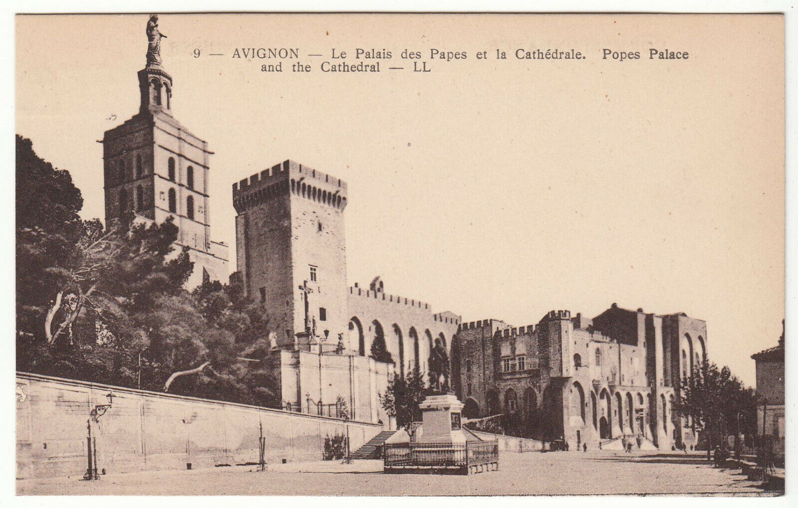 CARTE POSTALE AVIGNON LE PALAIS DES PAPES ET LA CATHEDRALE 402001743775