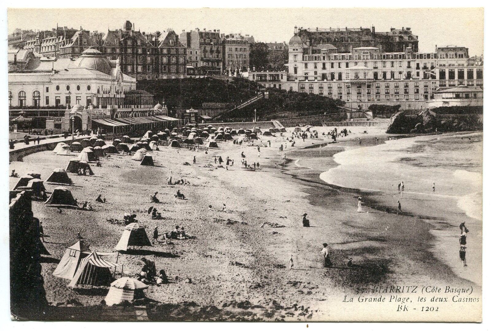 CARTE POSTALE BIARRITZ LA GRANDE PLAGE ET LES DEUX CASINOS 400682155035