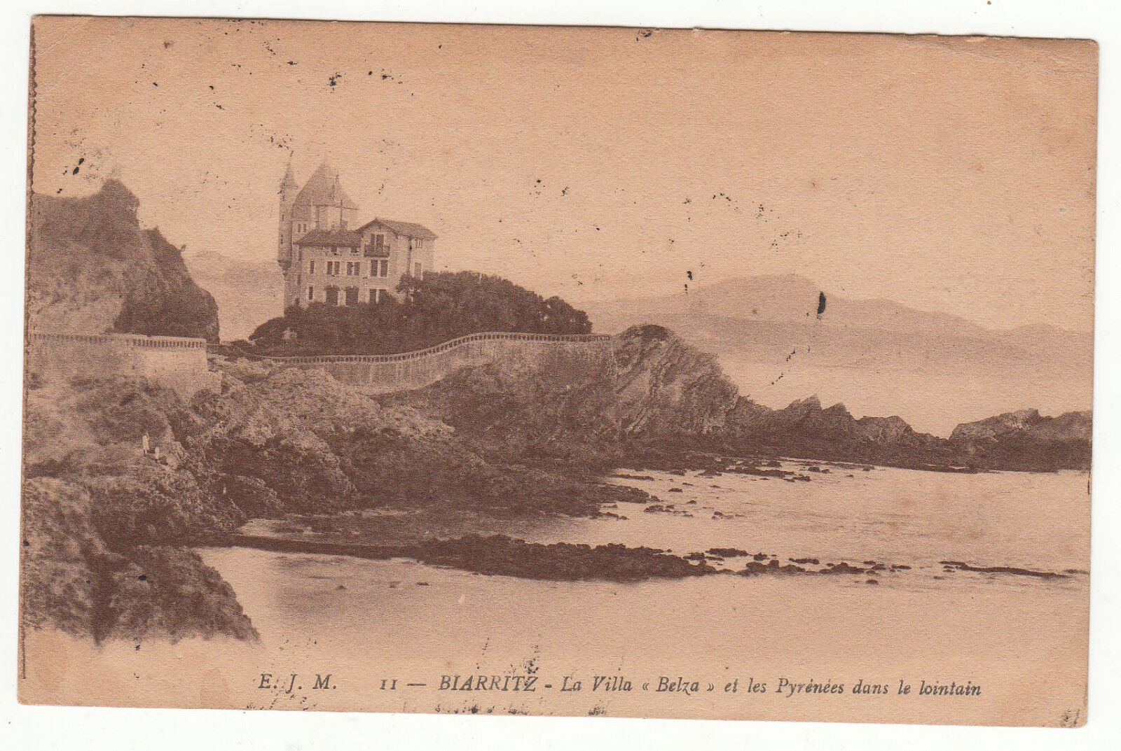 CARTE POSTALE BIARRITZ LA VILLA ET LES PYRENEES DANS LE LOINTAIN