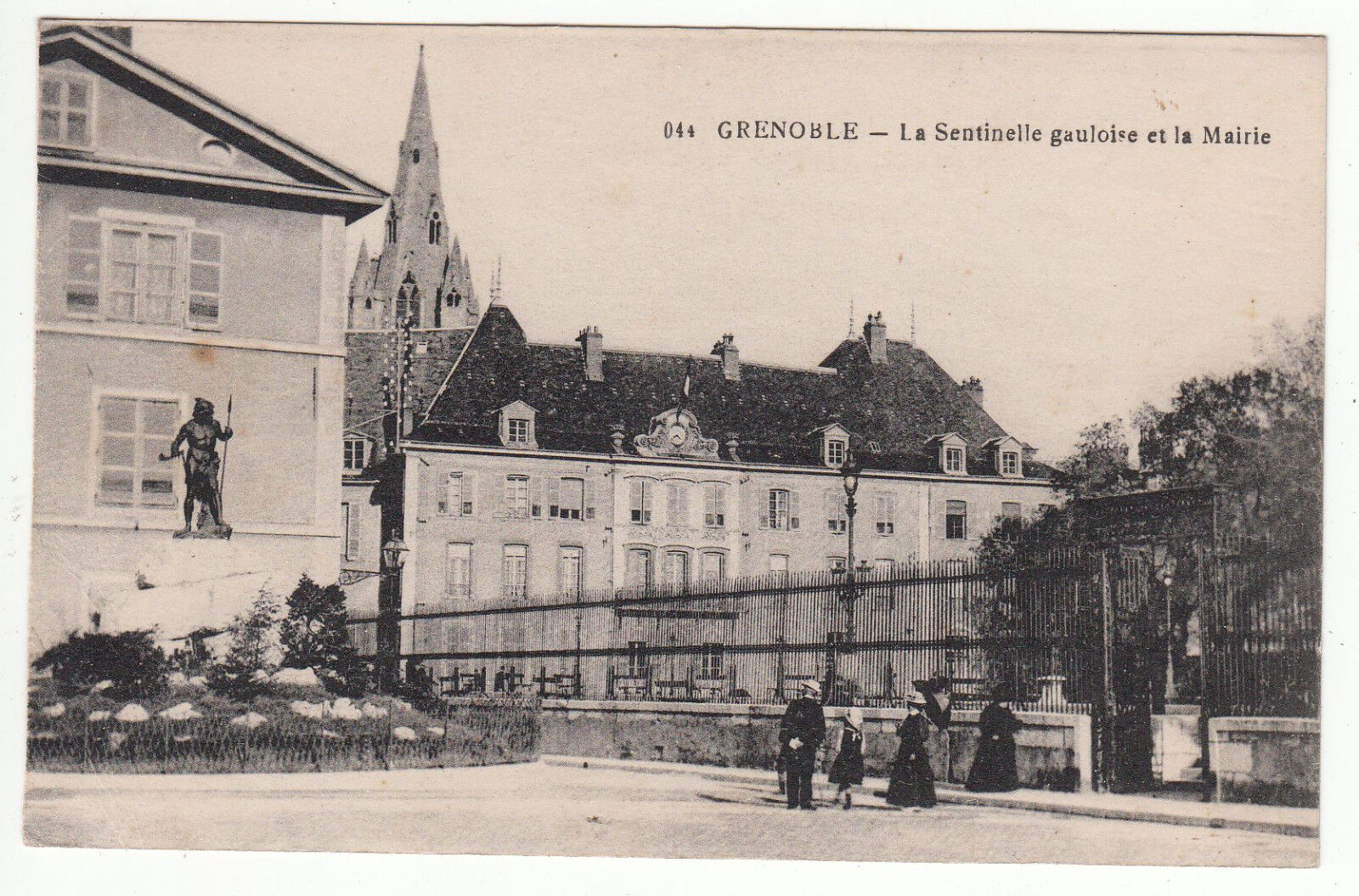 CARTE POSTALE GRENOBLE LA SENTINELLE GAULOISE ET LA MAIRIE 401222069745