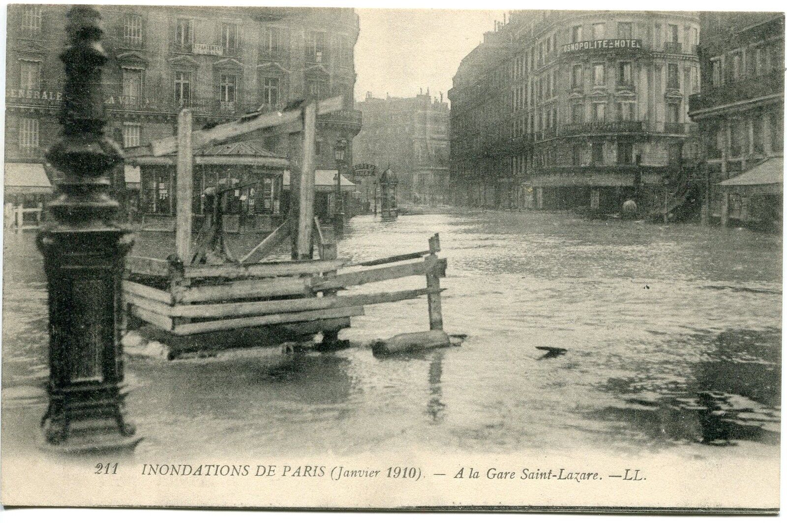 CARTE POSTALE INNONDATIONS DE PARIS JANVIER 1910 A LA GARE SAINT LAZARE 121377850845