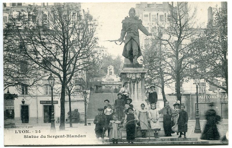 CARTE POSTALE LYON STATUE DU SERGENT BLANDAN MAGAZIN AUTOMOBILE CHOCOLAT MENIER 121275629435