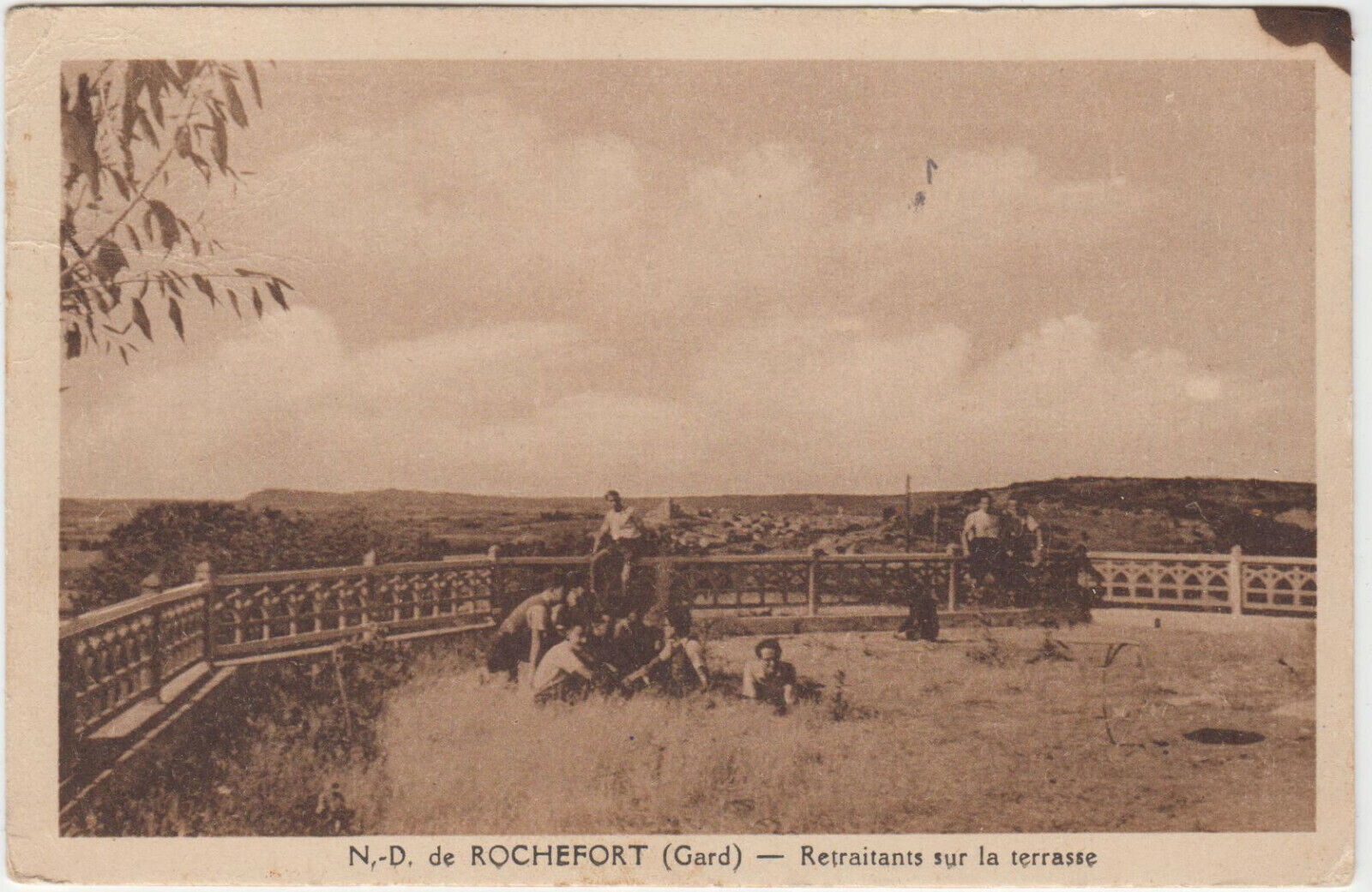 CARTE POSTALE NOTRE DAME DE ROCHEFORT GARD RETRAITANTS SUR LA TERRASSE 123925943885