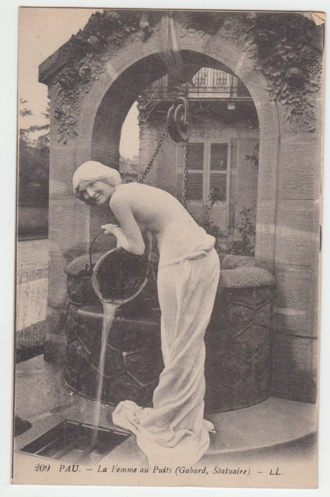 CARTE POSTALE PAU LA FEMME AU PUITS GABARD STATUAIRE 124646423475