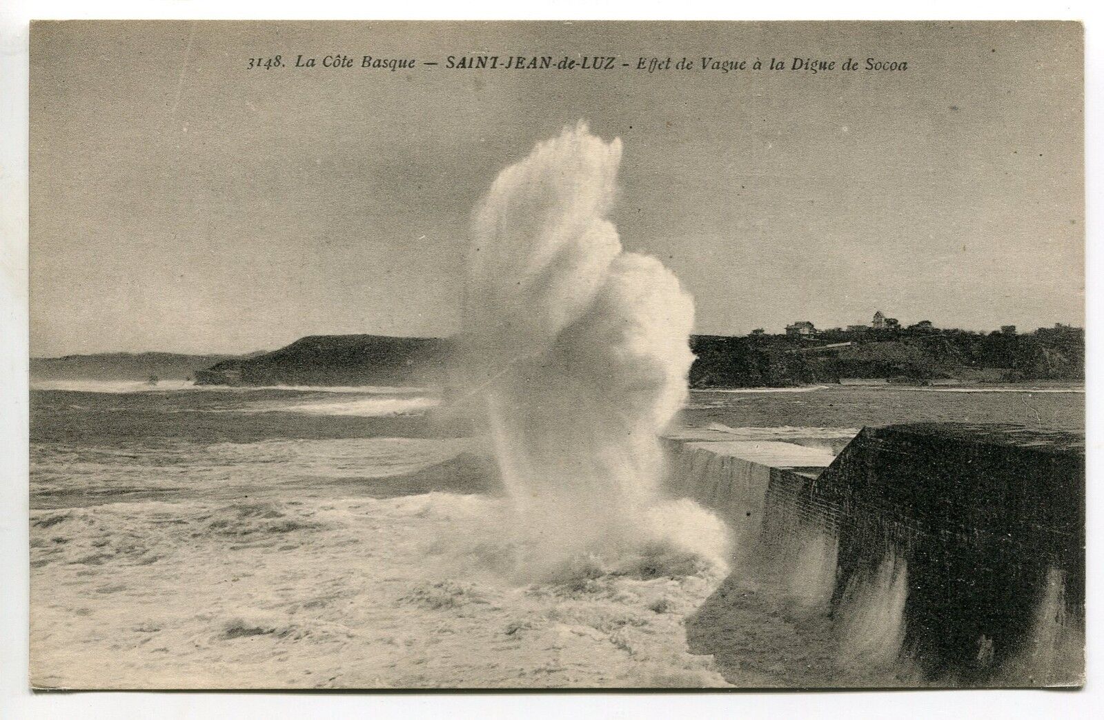 CARTE POSTALE SAINT JEAN DE LUZ EFFET DE VAGUE A LA DIGUE DE SOCOA 121303573835