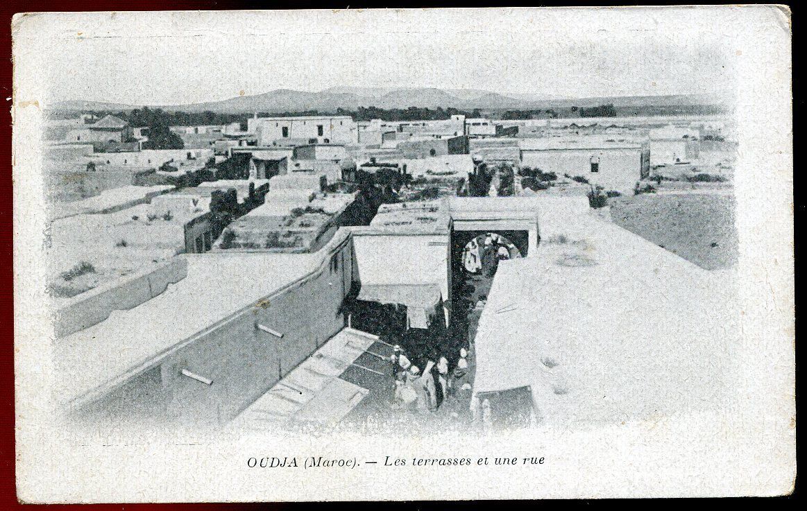 CPA OUDJA MAROC LES TERRASSES ET UNE RUE AFRIQUE 120810609665