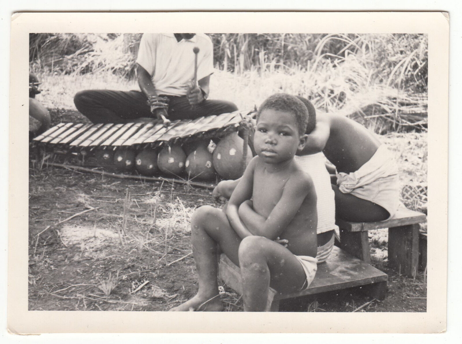 PHOTO MILITAIRE NOVEMBRE 1961 AFRIQUE BOUAKE JEUNES ENFANTS LA FETE AU VILLAGE 122182271495