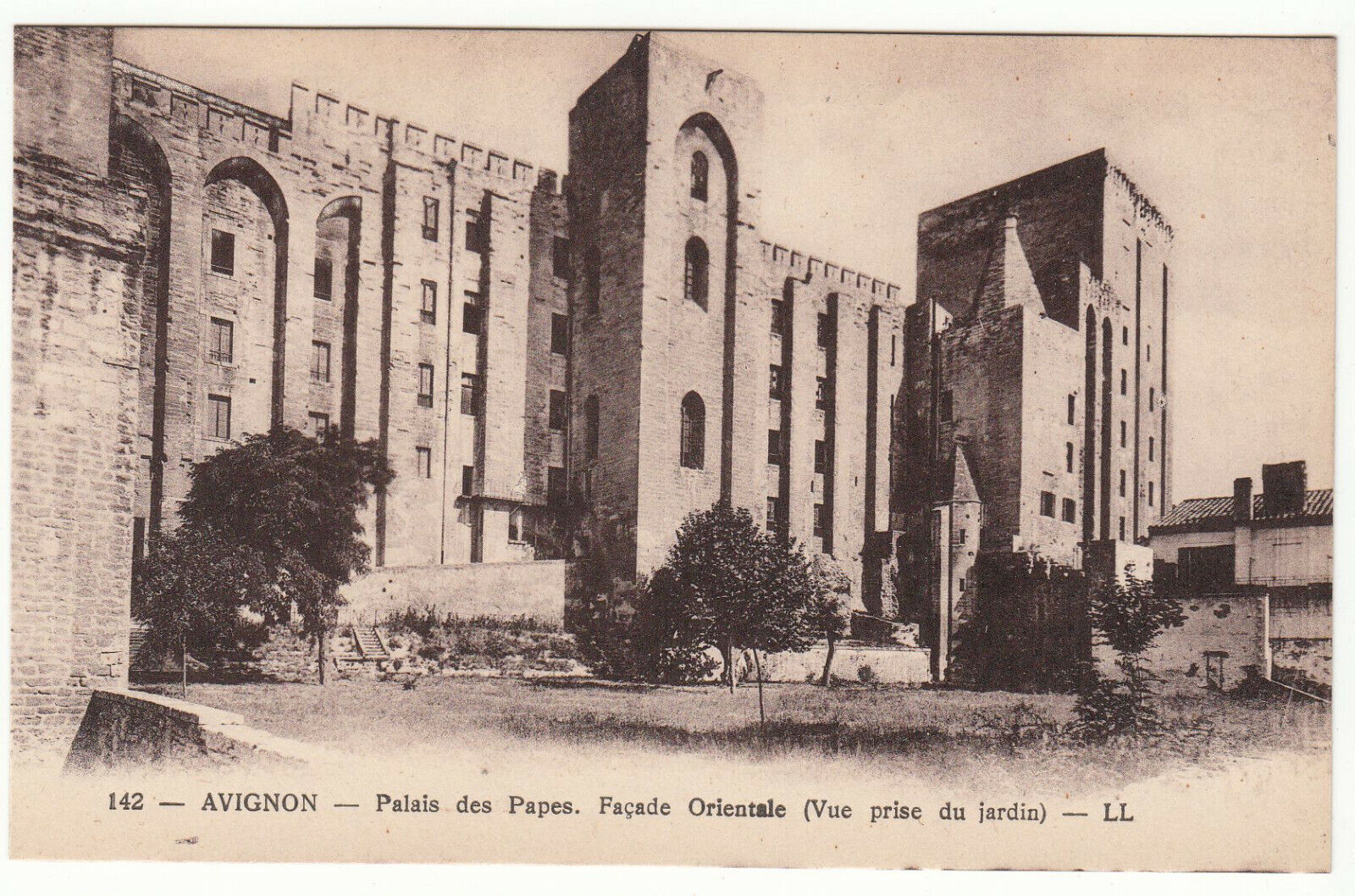 CARTE POSTALE AVIGNON PALAIS DES PAPES FACADE ORIENTALE VUE PRISE DU JARDIN 124014532556