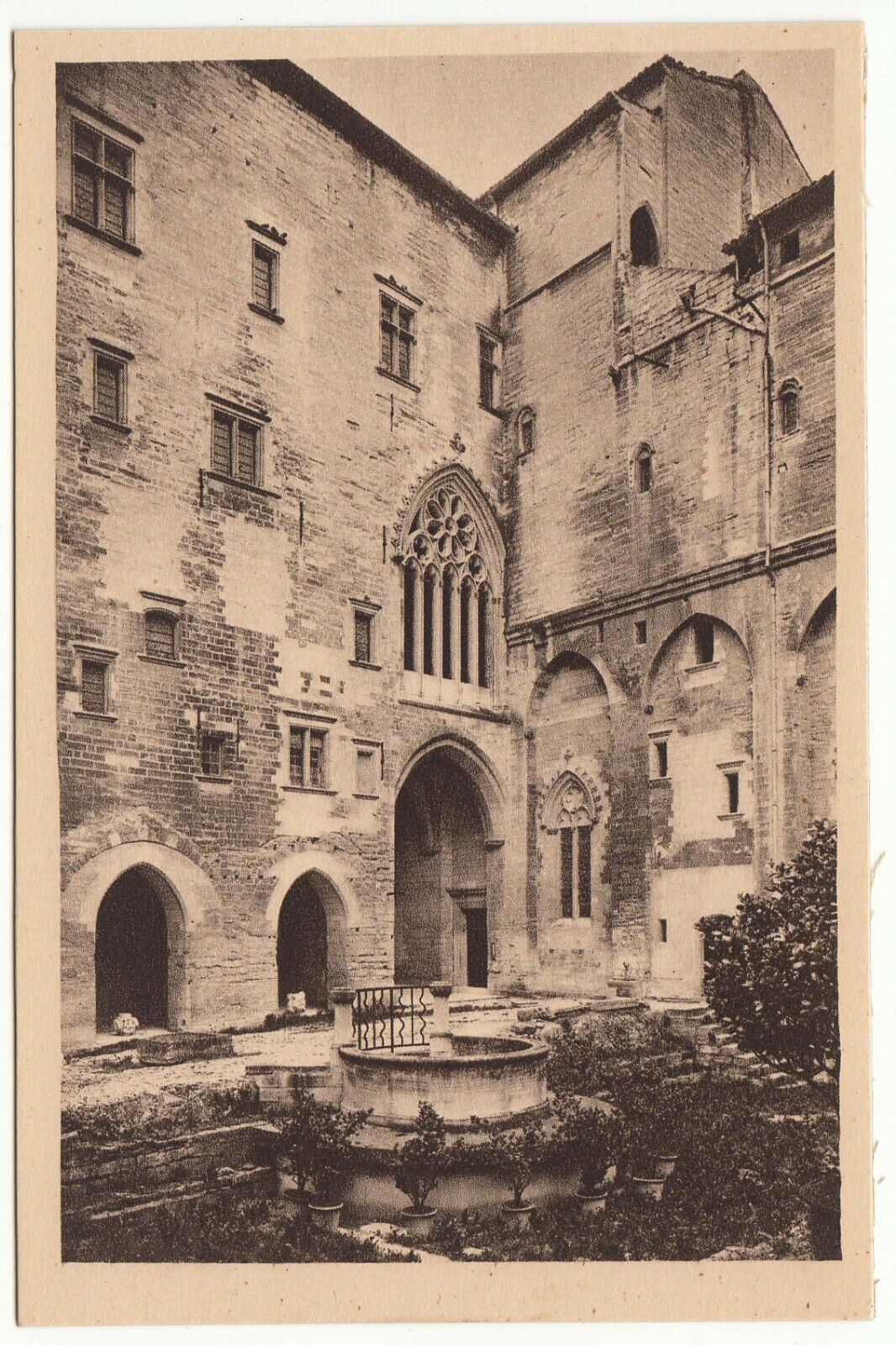 CARTE POSTALE AVIGNON PALAIS DES PAPES FENETRES DE L INDULGENCE ET LE PUITS 402001743756