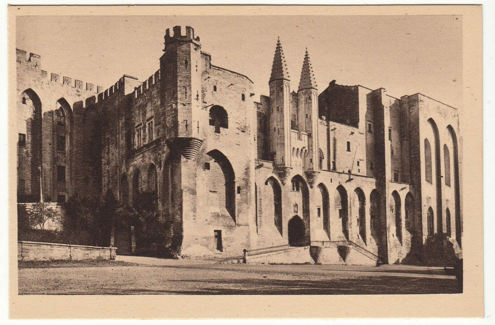 CARTE POSTALE AVIGNON PALAIS DES PAPES TOUR D ANGLE 124014532566