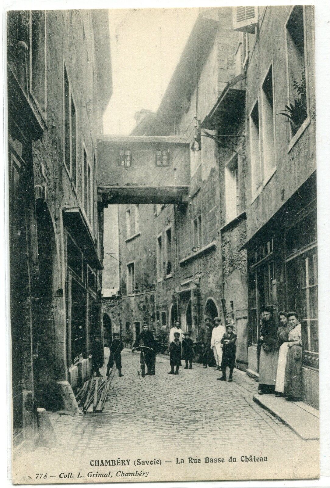 CARTE POSTALE CHAMBERY LA RUE BASSE DU CHATEAU 121323492256