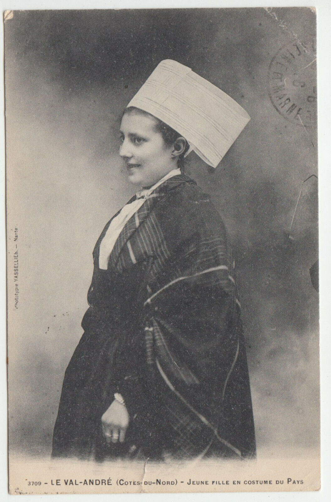 CARTE POSTALE FOLKLORE LE VAL ANDRE COTES DU NORD JEUNE FILLE EN COSTUME 124761908546