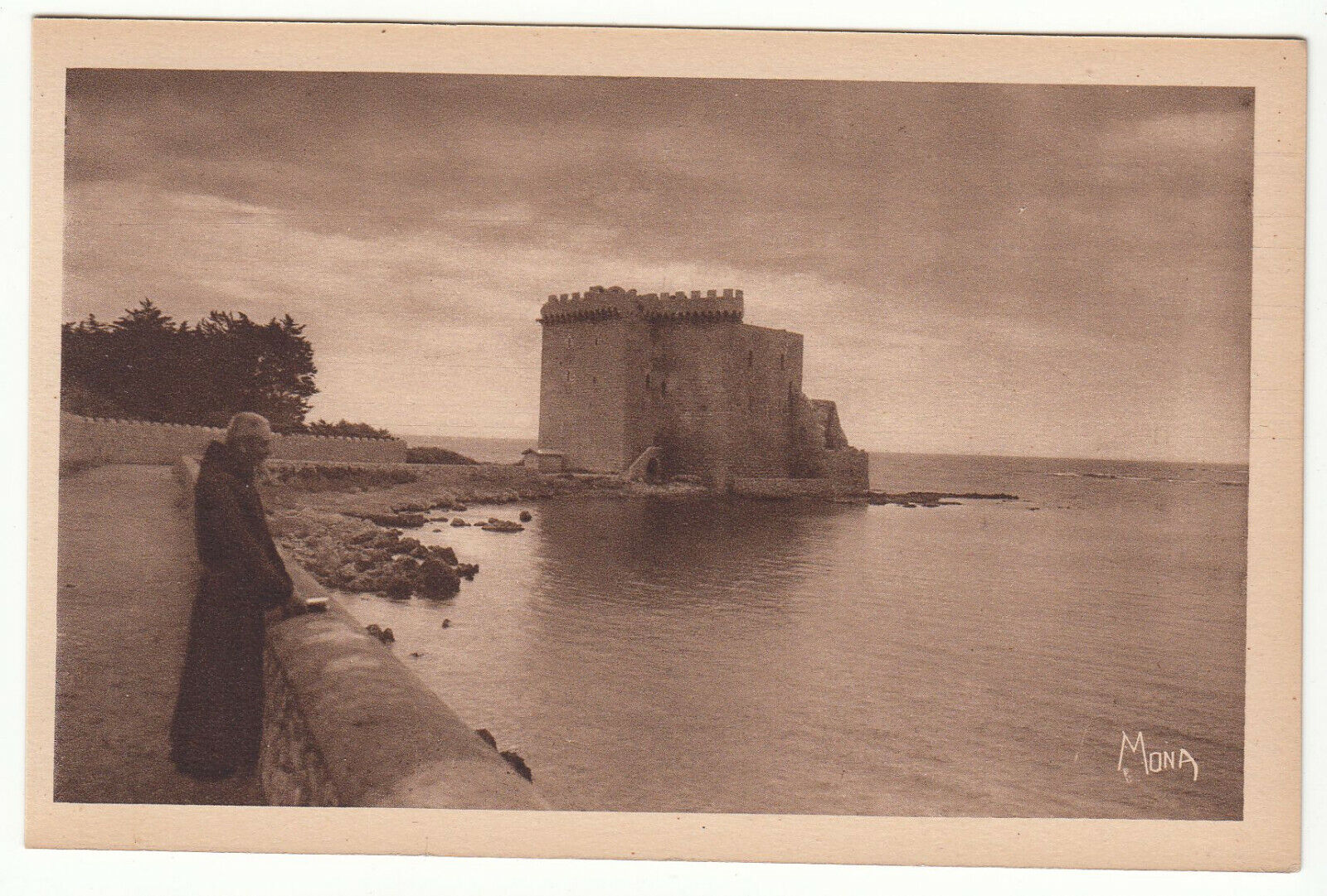 CARTE POSTALE ILE SAINT HONORAT MONASTERE FORTIFIE PAR UN SOIR D AUTOMNE 124016659526