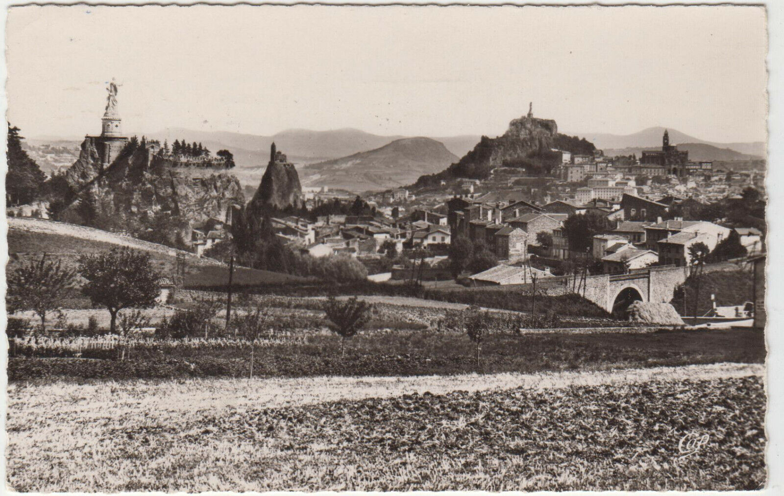 CARTE POSTALE LE PUY VUE GENERALE LES QUATRE ROCHERS