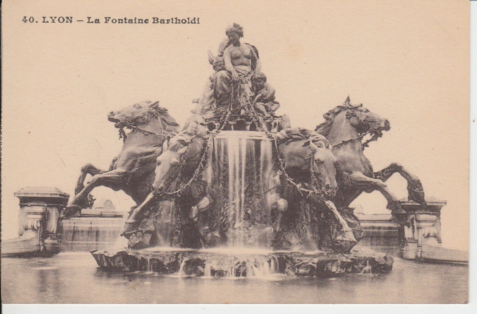 CARTE POSTALE LYON LA FONTAINE BARTHOLDI 400807387856