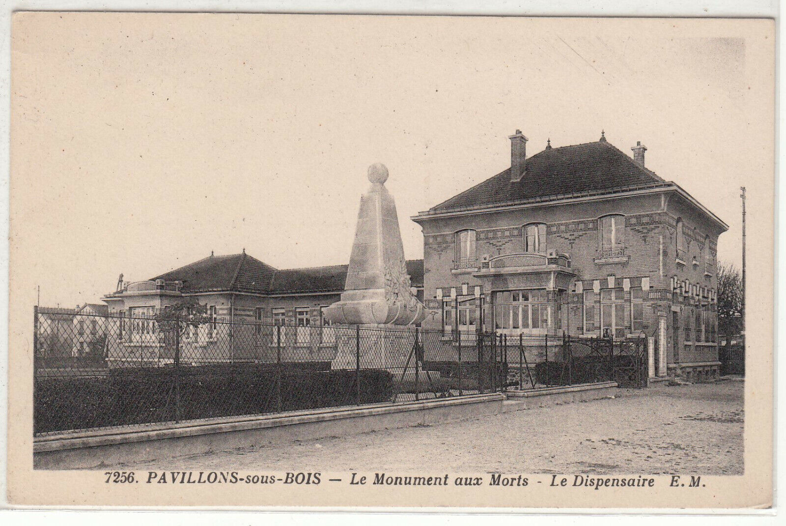 CARTE POSTALE PAVILLONS SOUS BOIS LE MONUMENT AUX MORTS LE DISPENSAIRE 123958767726