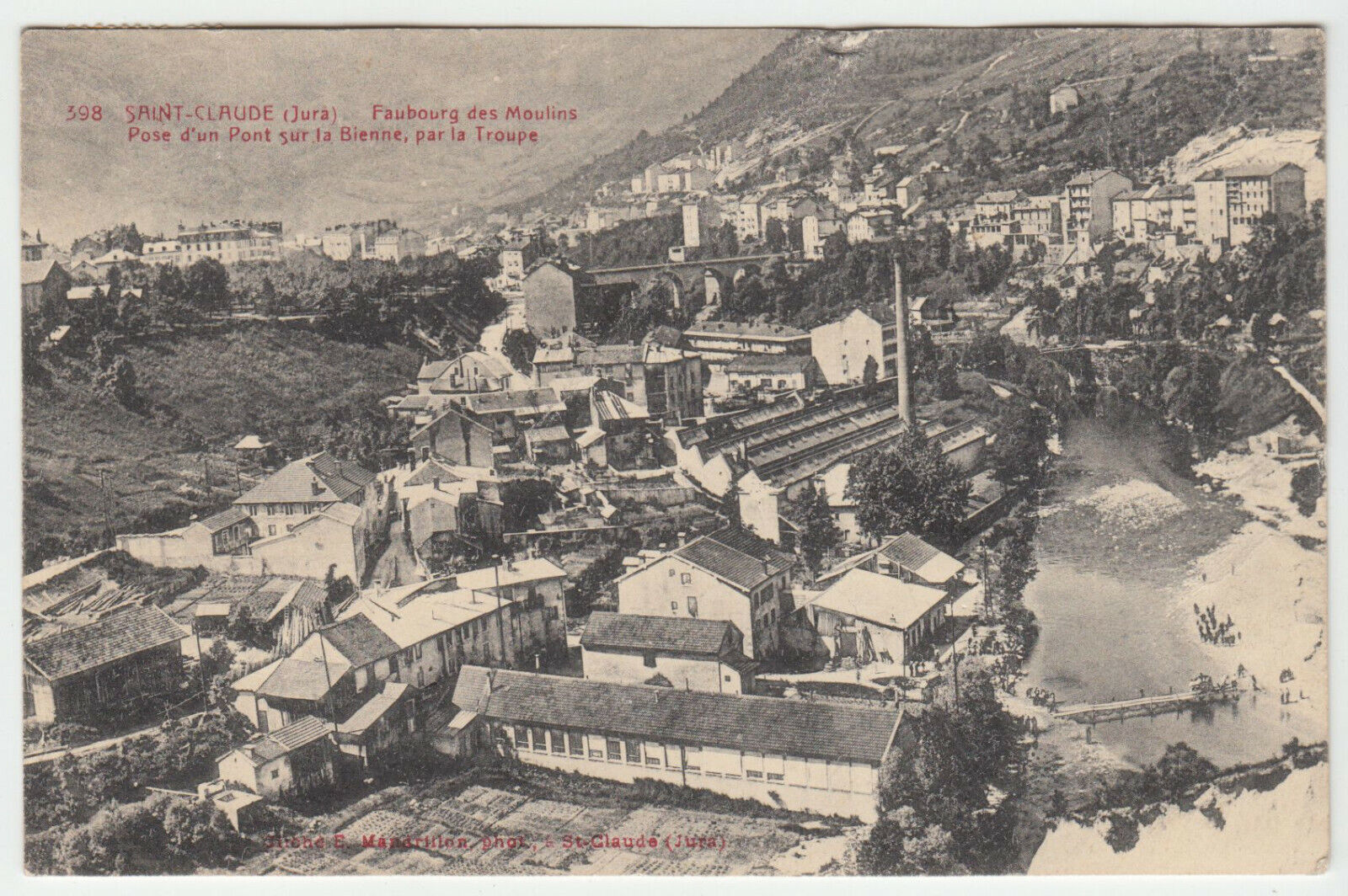 CARTE POSTALE ST CLAUDE FAUBOURG DES MOULINS POSE D UN PONT SUR LA BIENNE TROUPE 402240282966