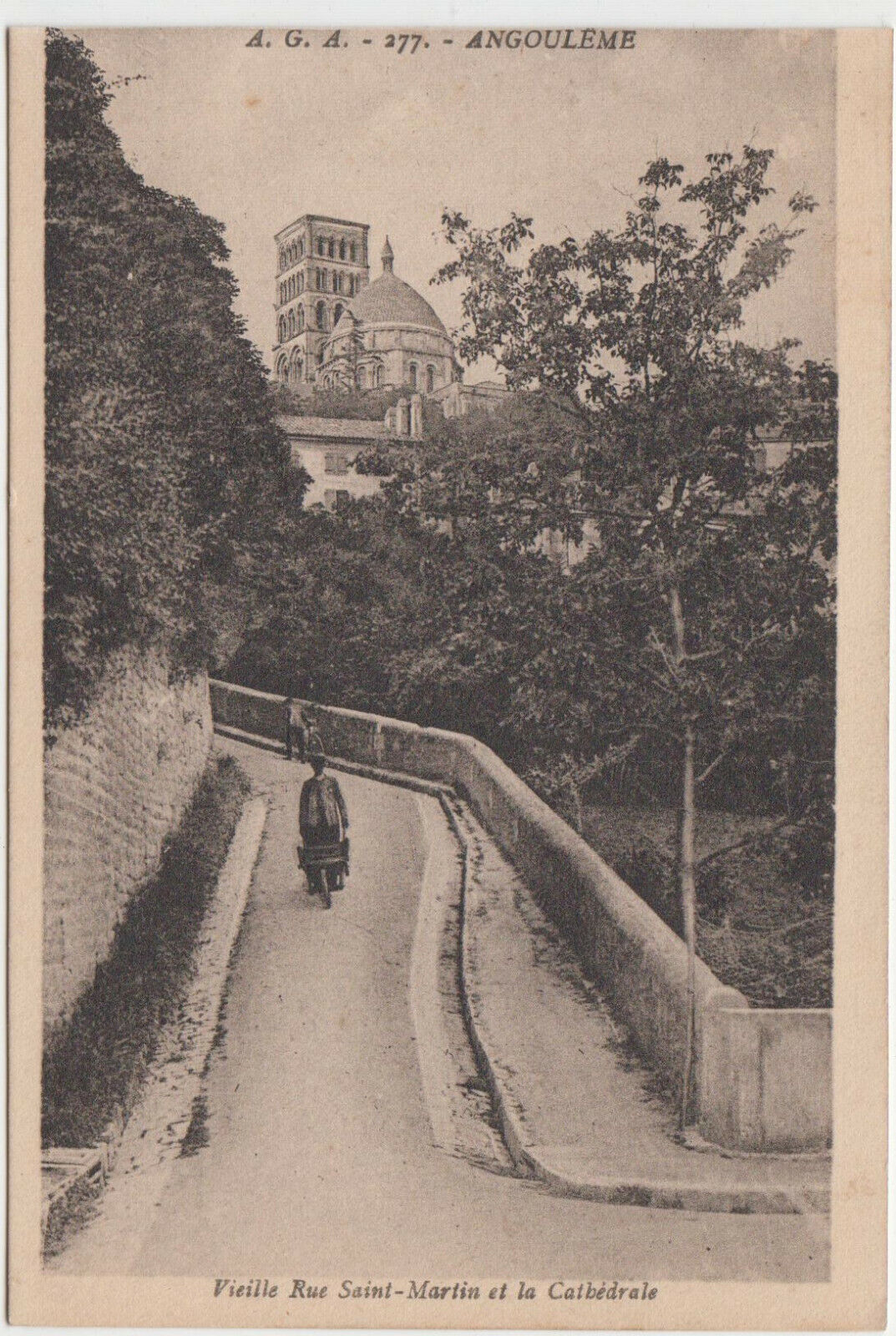 CARTE POSTALE ANGOULEME RUE SAINT MARTIN ET LA CATHEDRALE 123939688817