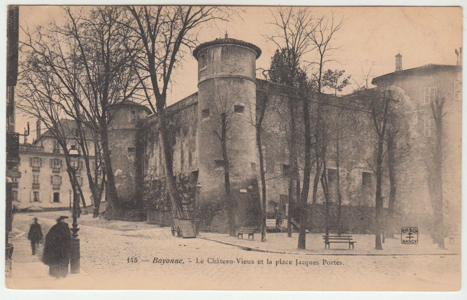 CARTE POSTALE BAYONNE LE CHATEAU VIEUX ET LA PLCE JACQUES PORTES 402107928147