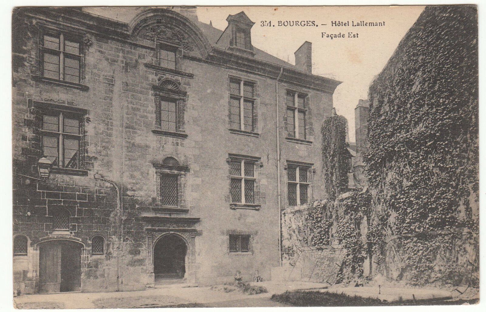 CARTE POSTALE BOURGES HOTEL LALLEMANT FACDE EST 123907392827