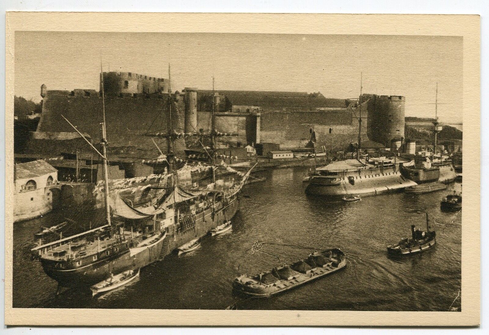 CARTE POSTALE BREST LE CHATEAU VU DU PORT BATEAU 121235811397