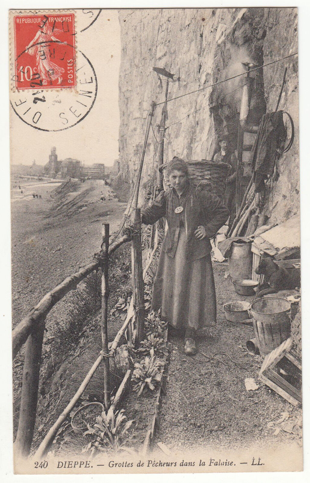 CARTE POSTALE DIEPPE GROTTES DE PECHEURS DANS LA FALAISE 401472926607