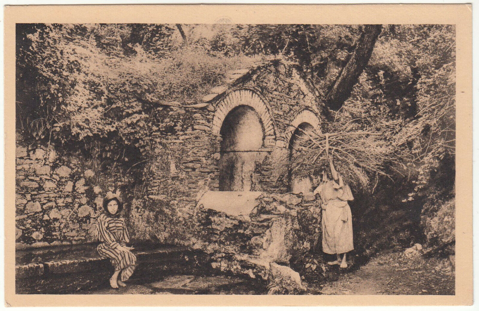 CARTE POSTALE KABYLIE FONTAINE A TAOURIRT AMRAM 123961677507